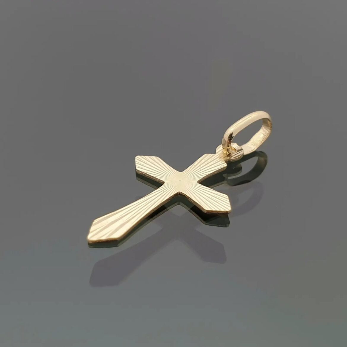 Auksiniai pakabukai – klasika, deranti prie skirtingų stilių